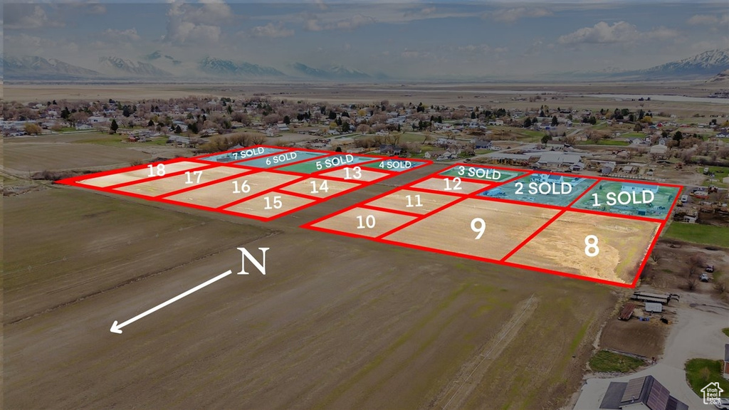 Birds eye view of property featuring a mountain view