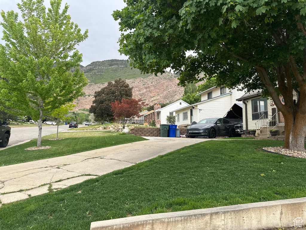 View of front facade featuring a front yard and a mountain view