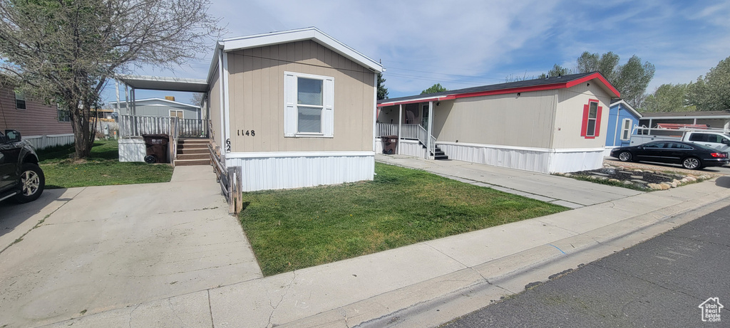 Manufactured / mobile home featuring a front yard