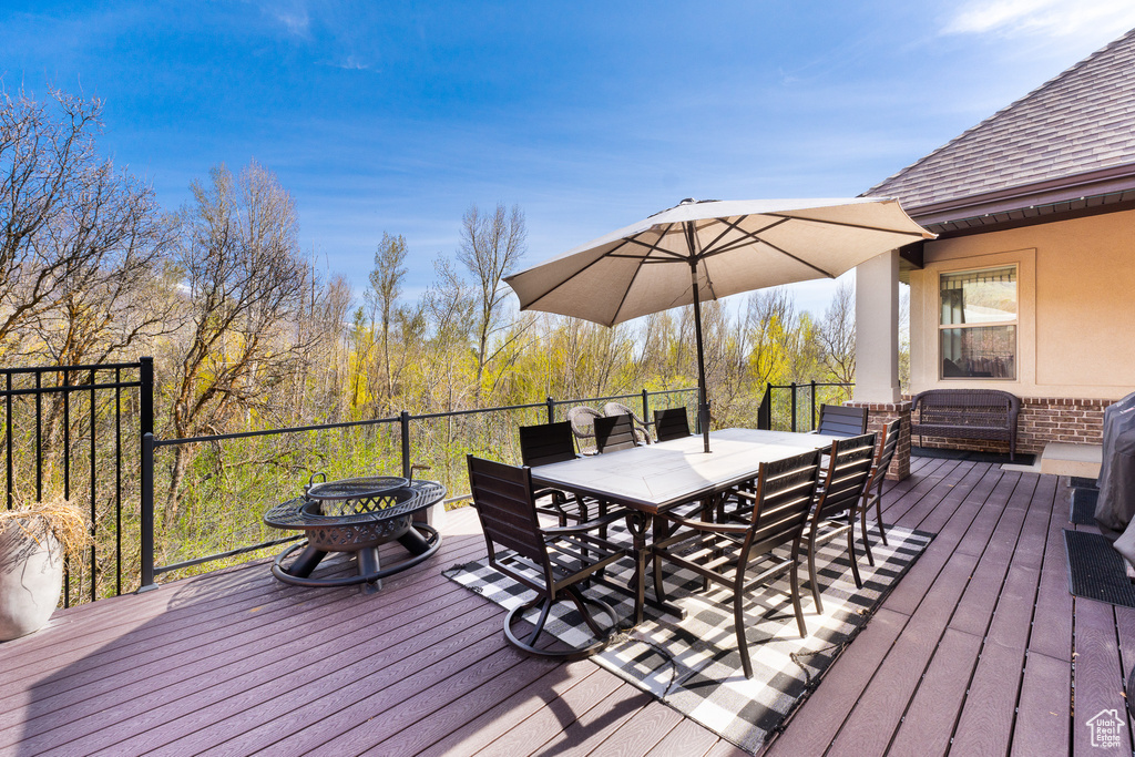 Deck with outdoor dining area
