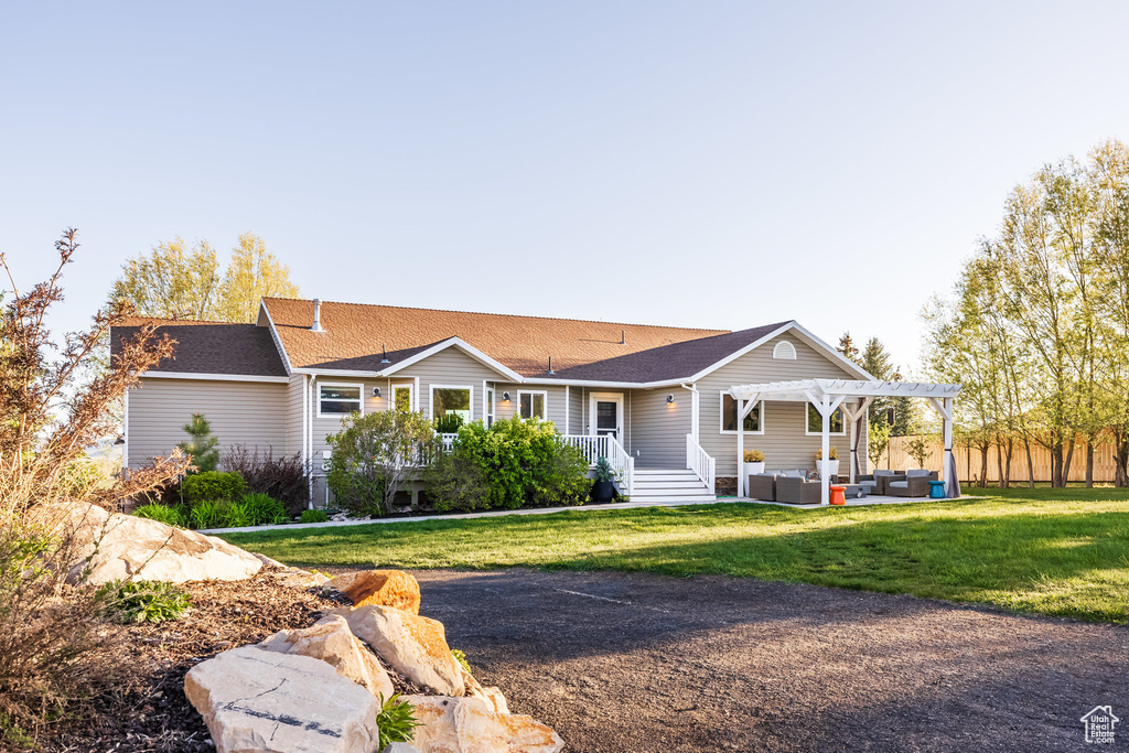 Ranch-style house with an outdoor hangout area, a pergola, a shingled roof, and a patio