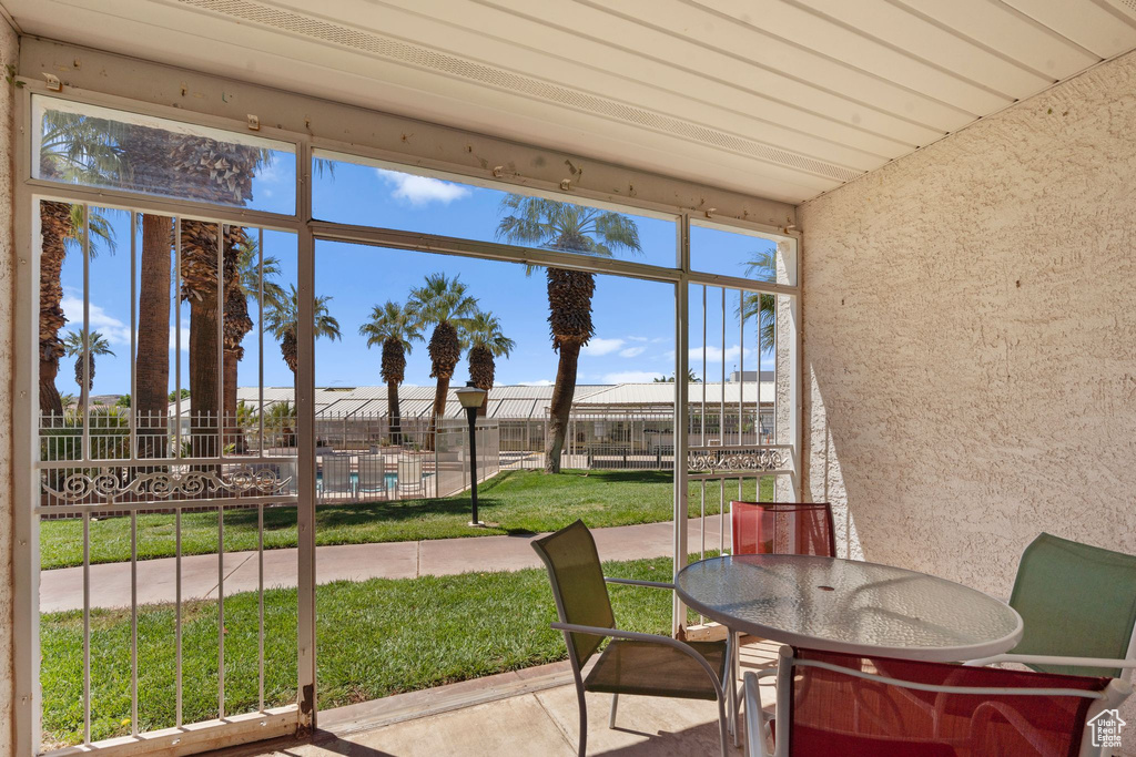 Sunroom / solarium with outdoor dining space