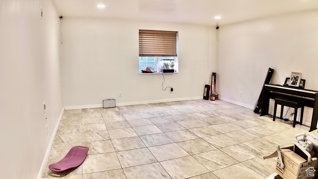 Unfurnished room with recessed lighting and baseboards
