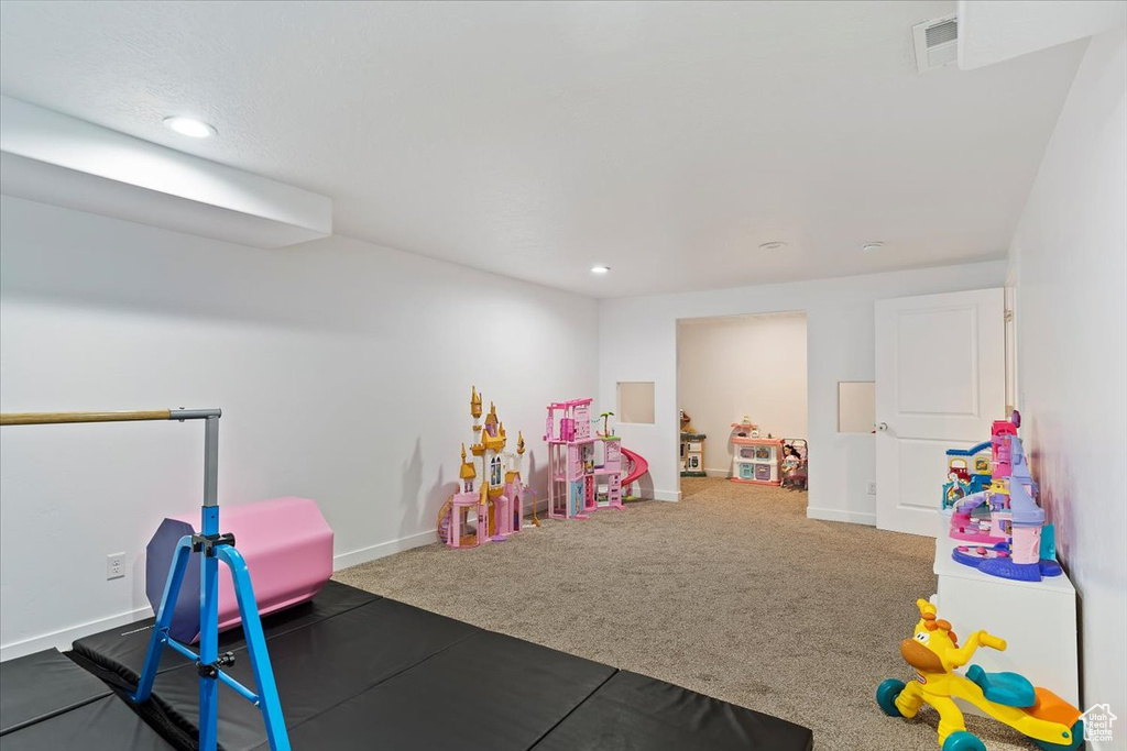 Playroom with baseboards, carpet, visible vents, and recessed lighting