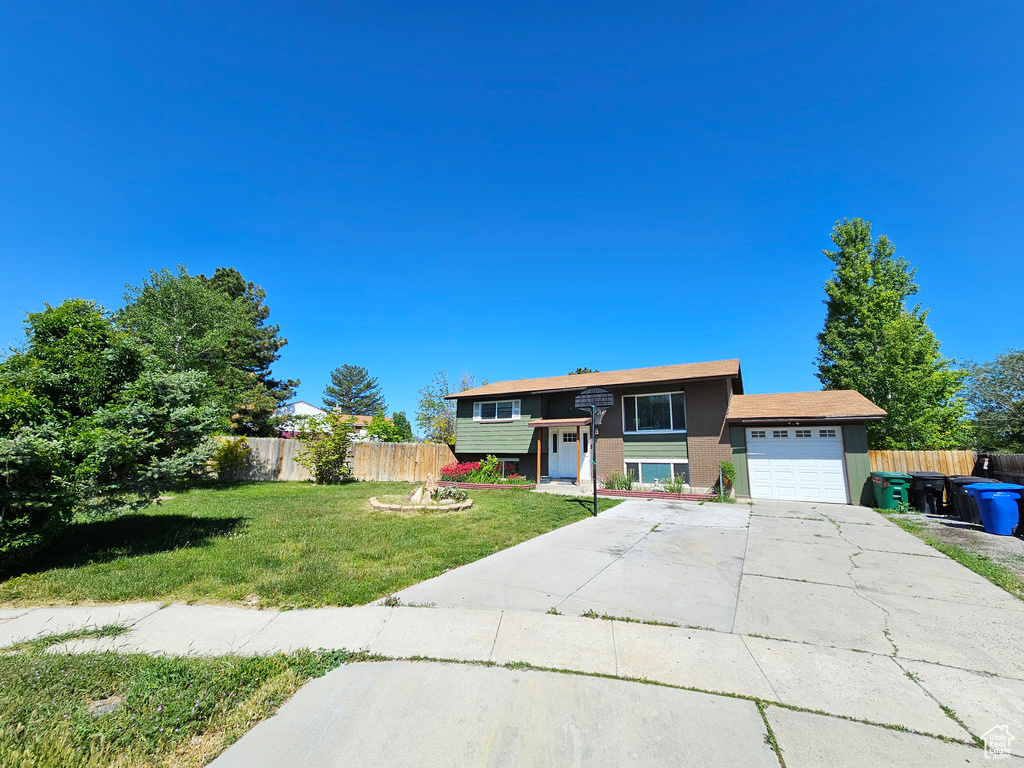 View of front facade with a garage and driveway