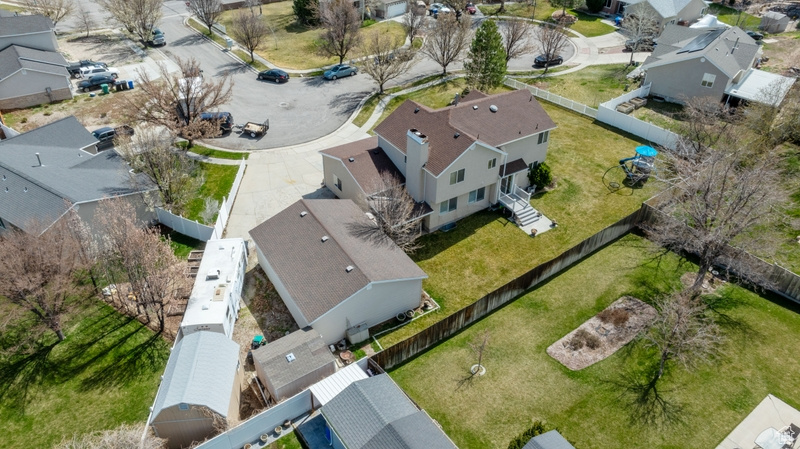 Birds eye view of property featuring a residential view