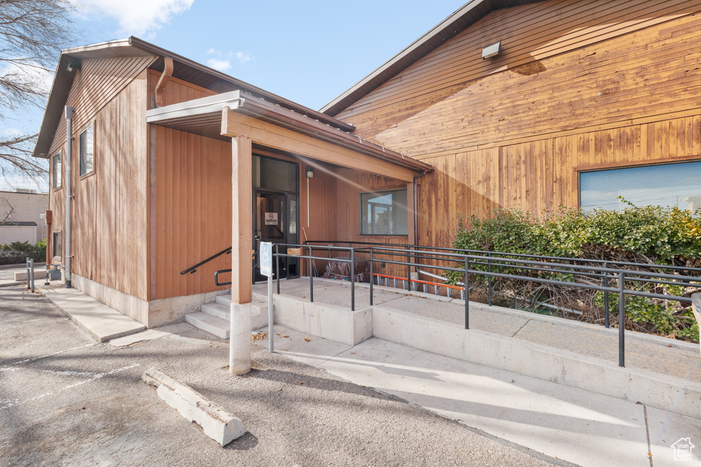 Entrance to property featuring fence