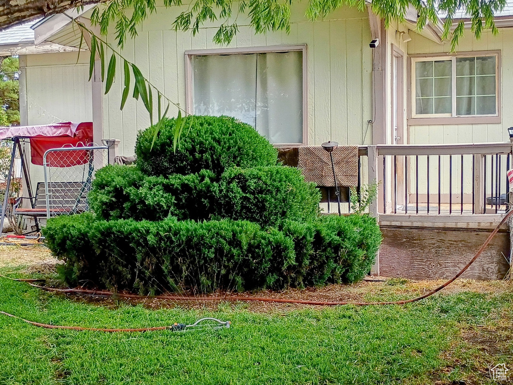 Entrance to property with a yard