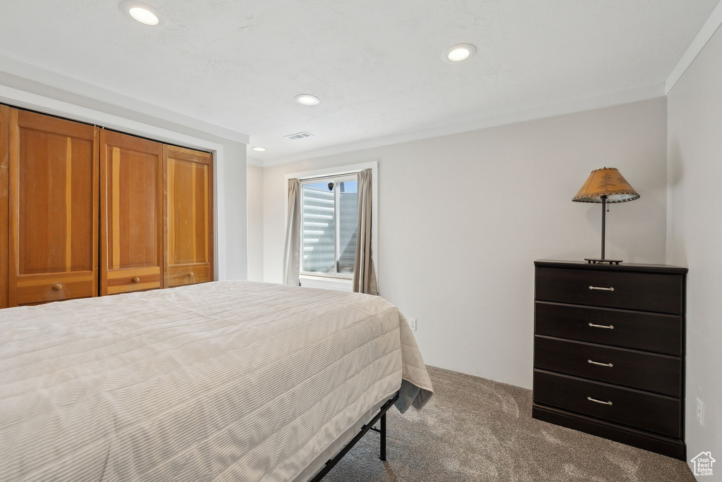 Bedroom featuring recessed lighting, carpet, visible vents, and crown molding
