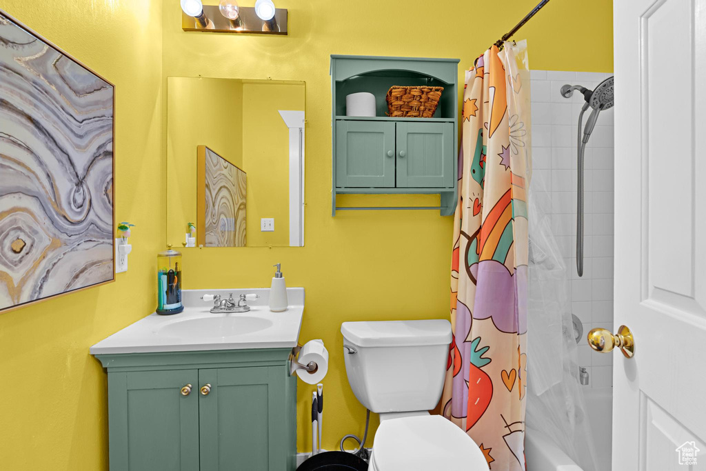 Full bath with shower / bath combo, toilet, and vanity