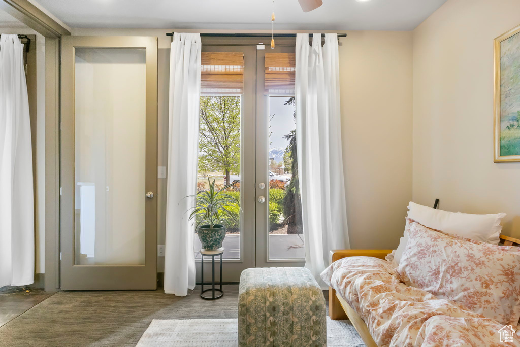 Sitting room featuring ceiling fan