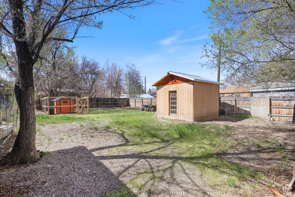 View of yard with an outbuilding, a fenced backyard, and a storage unit