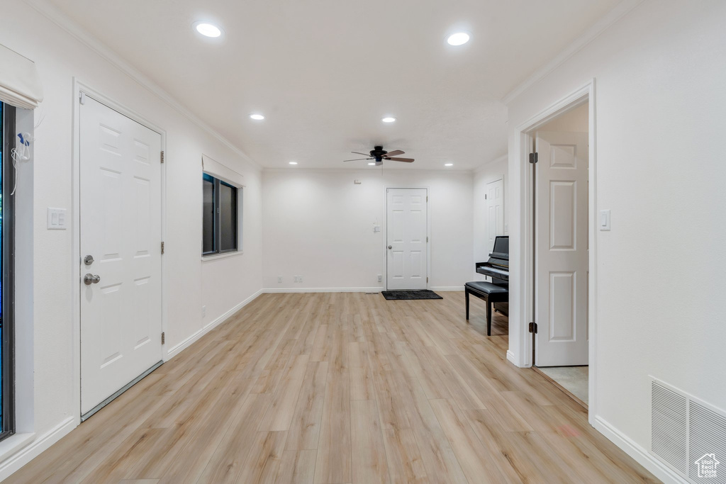 Foyer entrance with light wood-style floors, ceiling fan, recessed lighting, and ornamental molding