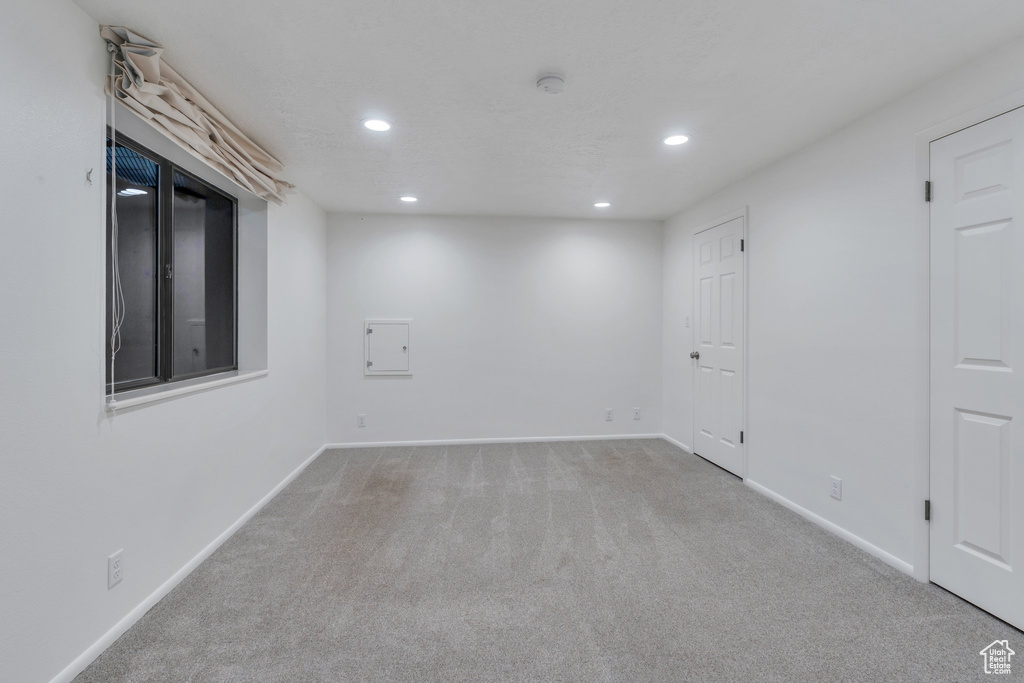 Carpeted empty room featuring recessed lighting and a smoke detector