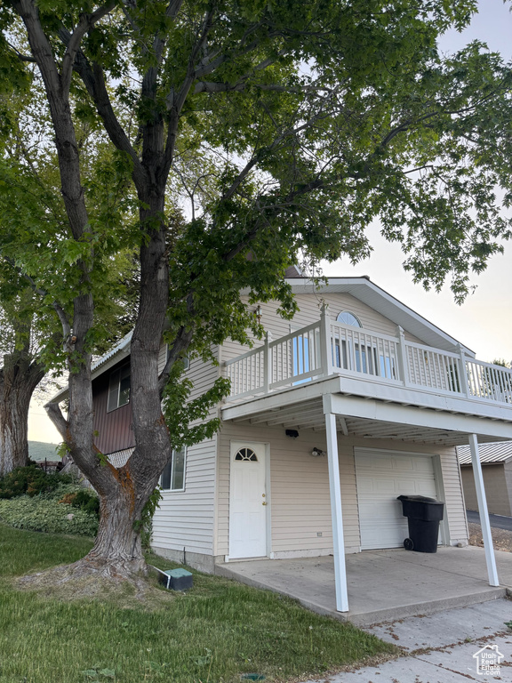 View of front of house with an attached garage and concrete driveway