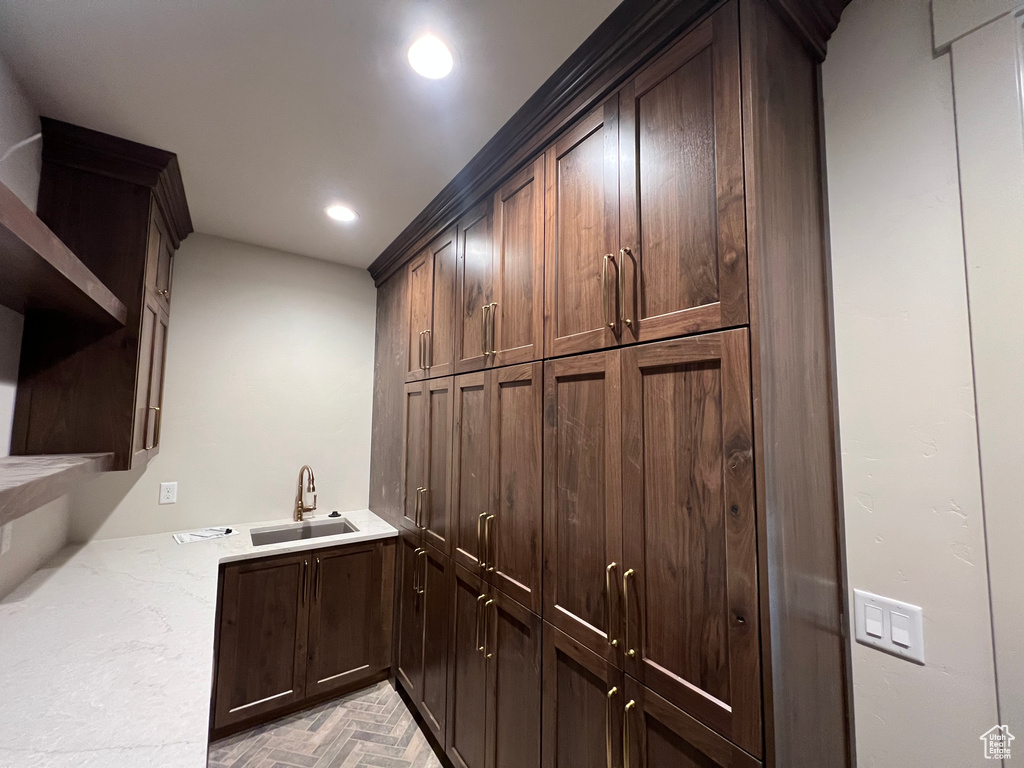 Bar area featuring a sink and recessed lighting