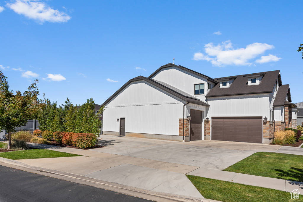 View of front of house featuring driveway and a garage