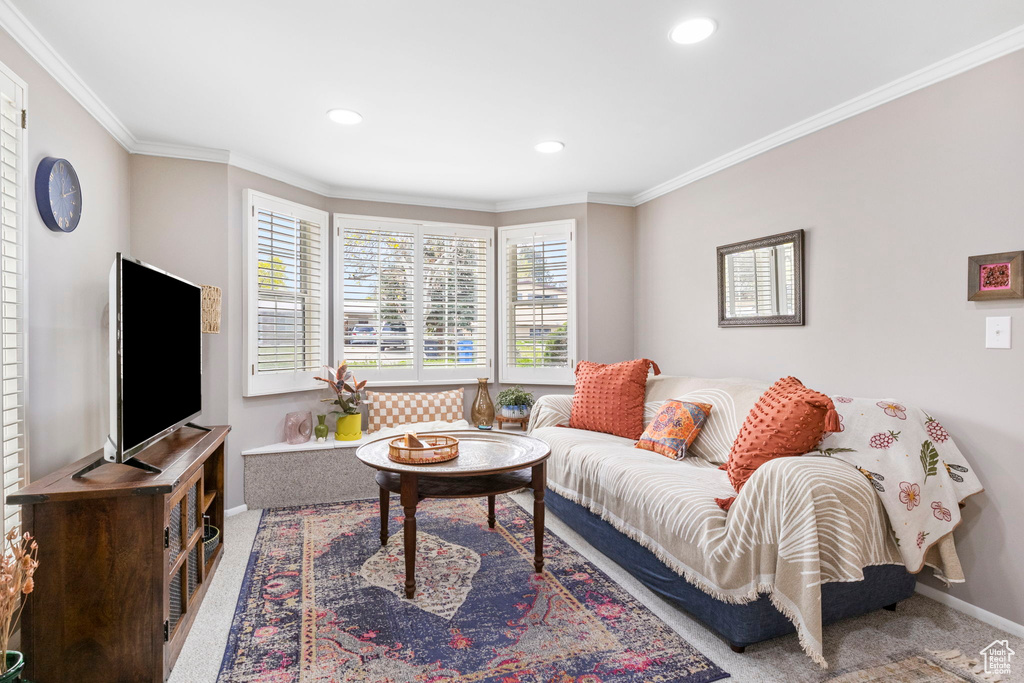 Living room with baseboards, carpet flooring, recessed lighting, and crown molding