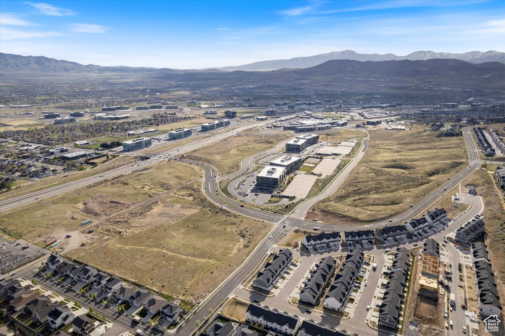 Bird\'s eye view with a mountain view