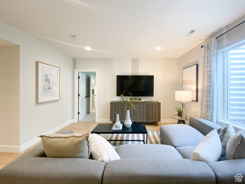 Living area with baseboards, visible vents, and recessed lighting