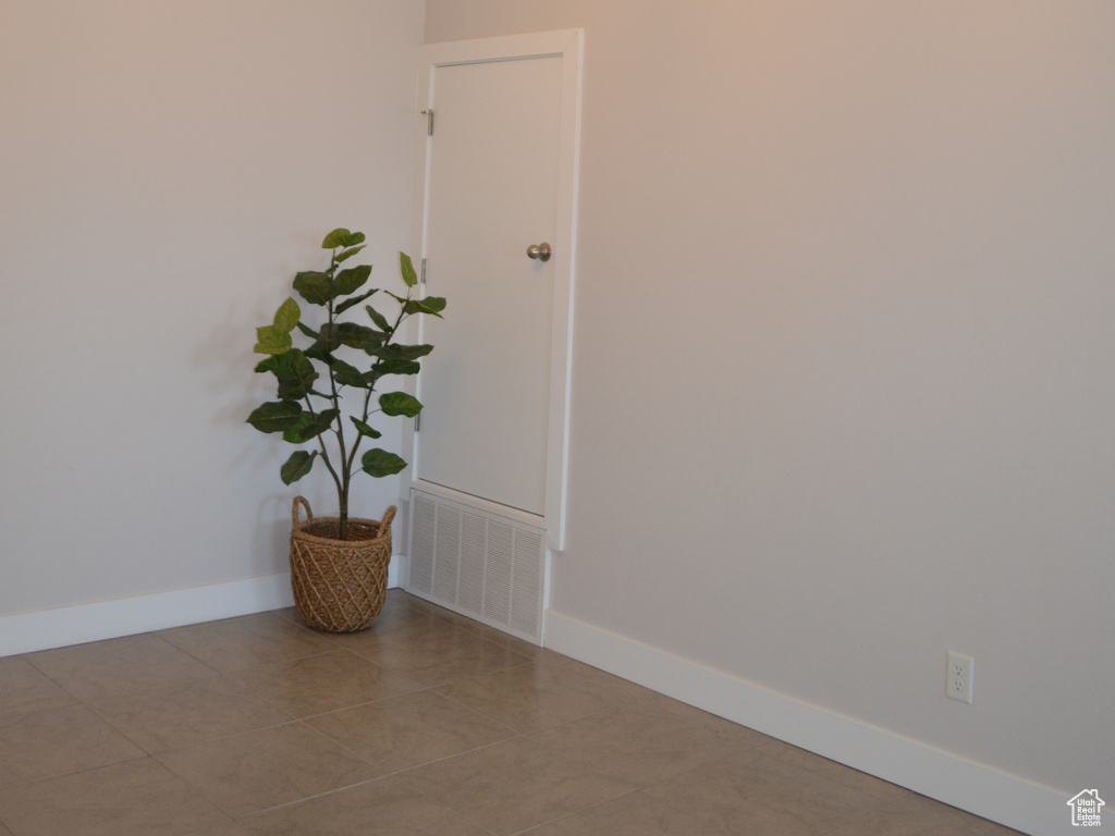 Interior space with a notable chandelier, visible vents, and baseboards