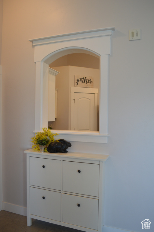 Room details with arched walkways and baseboards