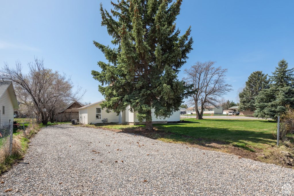 View of front of house featuring driveway and a front yard