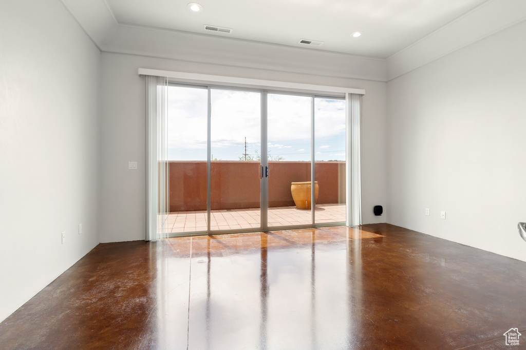 Unfurnished room featuring recessed lighting, finished concrete floors, and visible vents