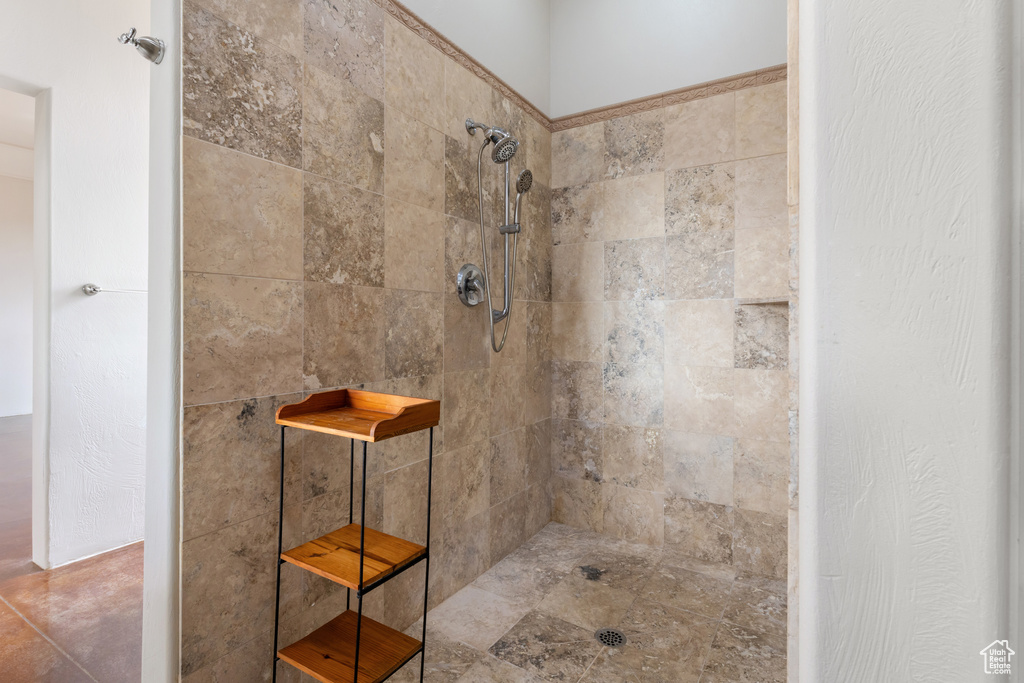 Full bath with tiled shower