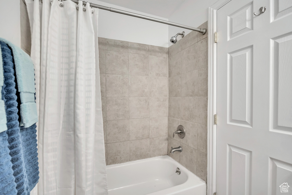 Full bathroom with shower / bath combo