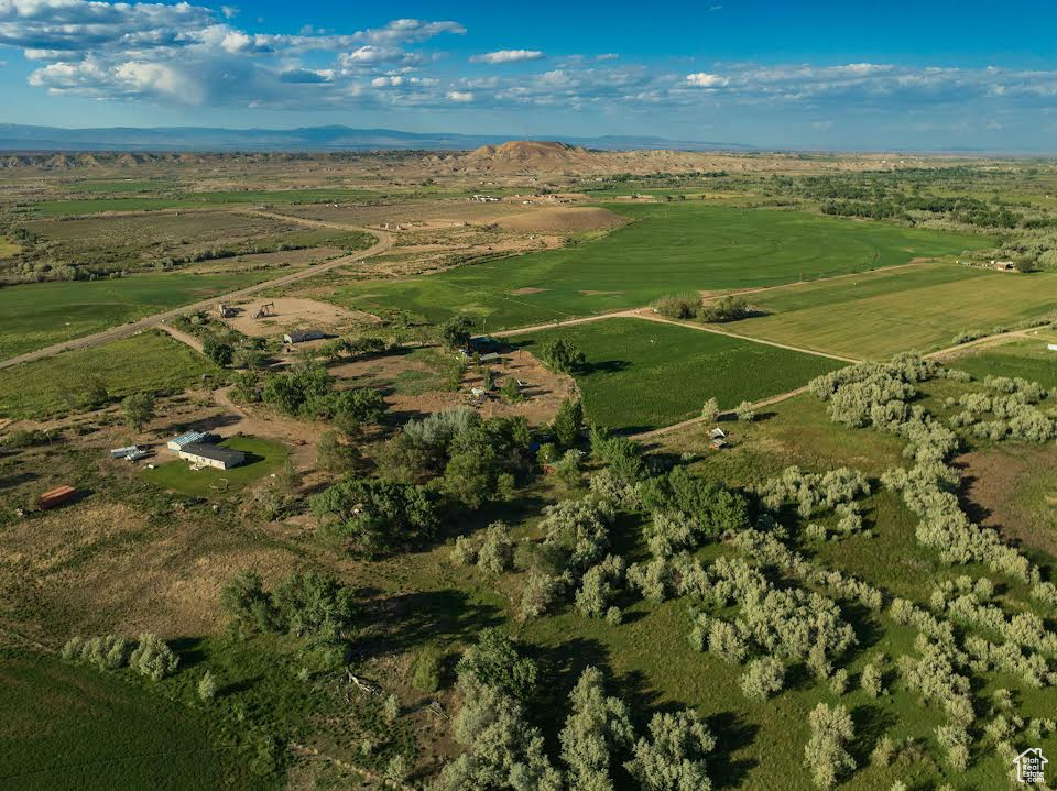 Aerial view of property\\\'s location featuring a mountain backdrop and rural landscape