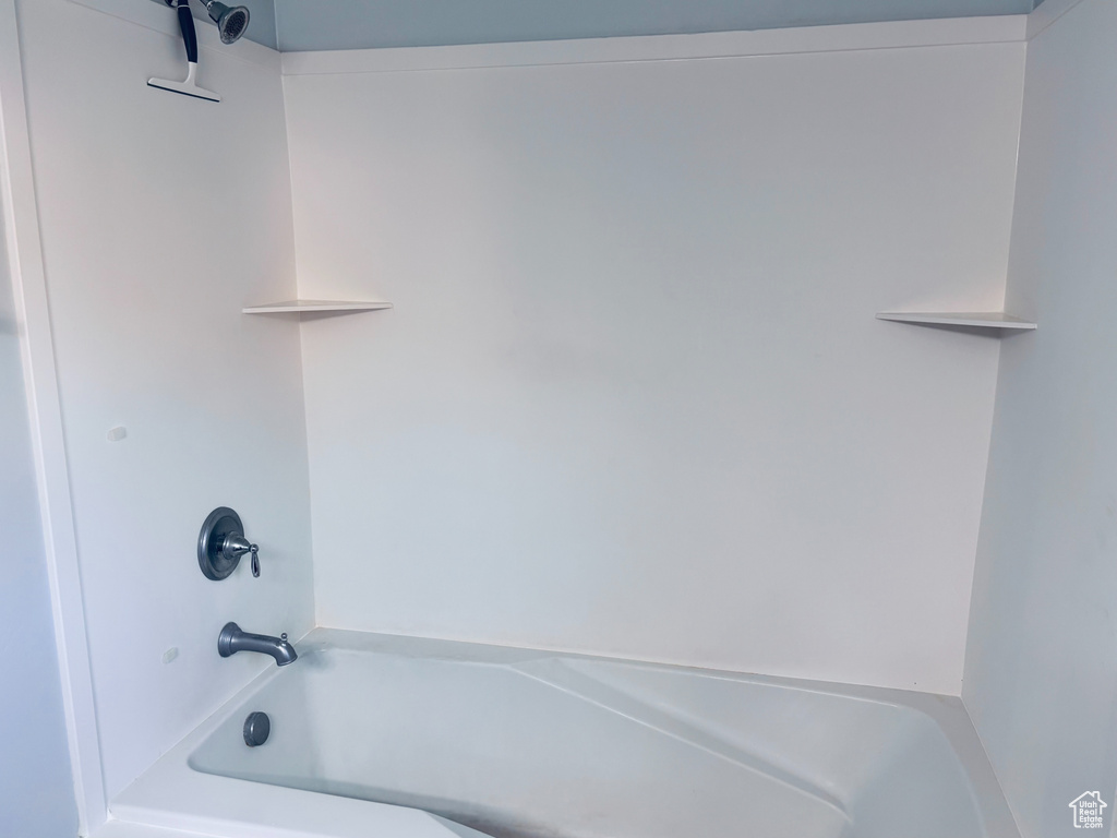 Bathroom with shower / bathtub combination