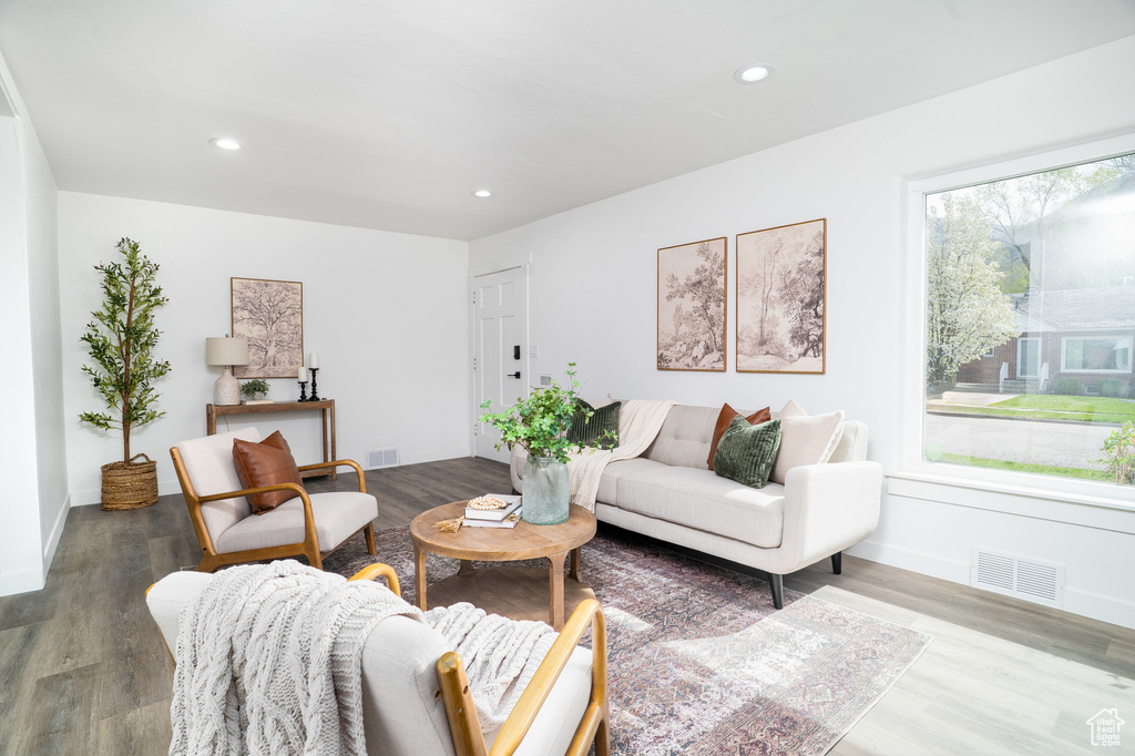 Living room with baseboards, wood finished floors, visible vents, and recessed lighting