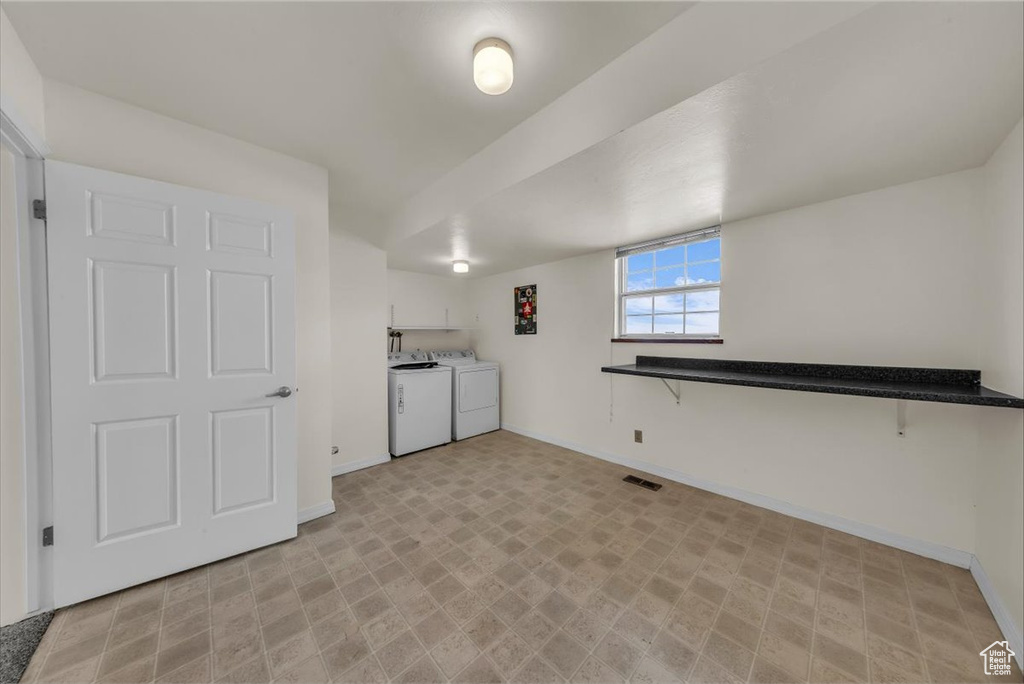 Kitchen featuring a kitchen breakfast bar, dark countertops, visible vents, baseboards, and washer and dryer
