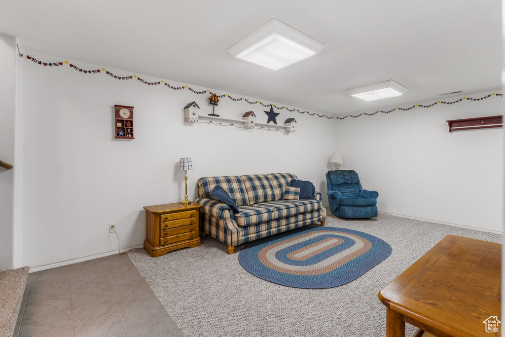 Sitting room with baseboards
