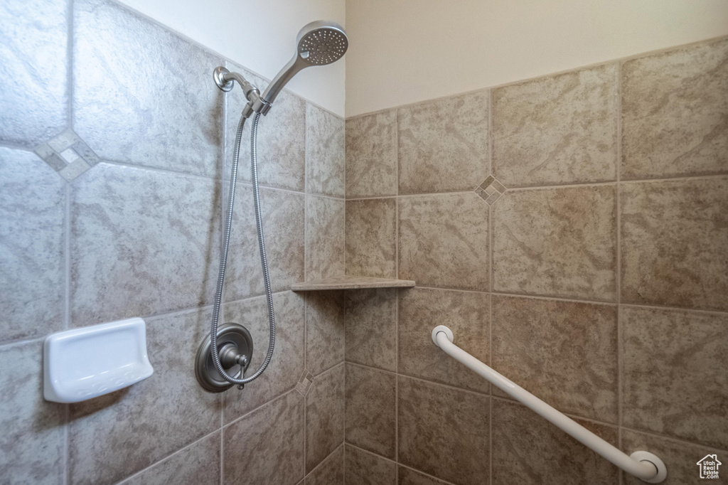 Room details featuring tiled shower