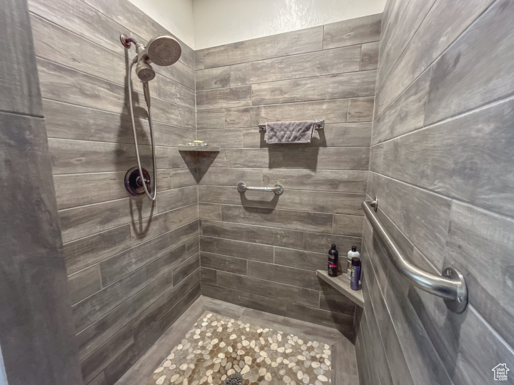 Full bath featuring a tile shower