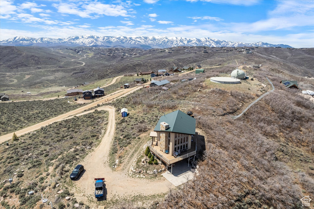 Bird\'s eye view with a mountain view