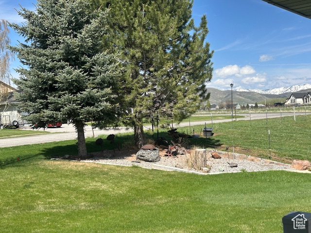 View of yard featuring a mountain view