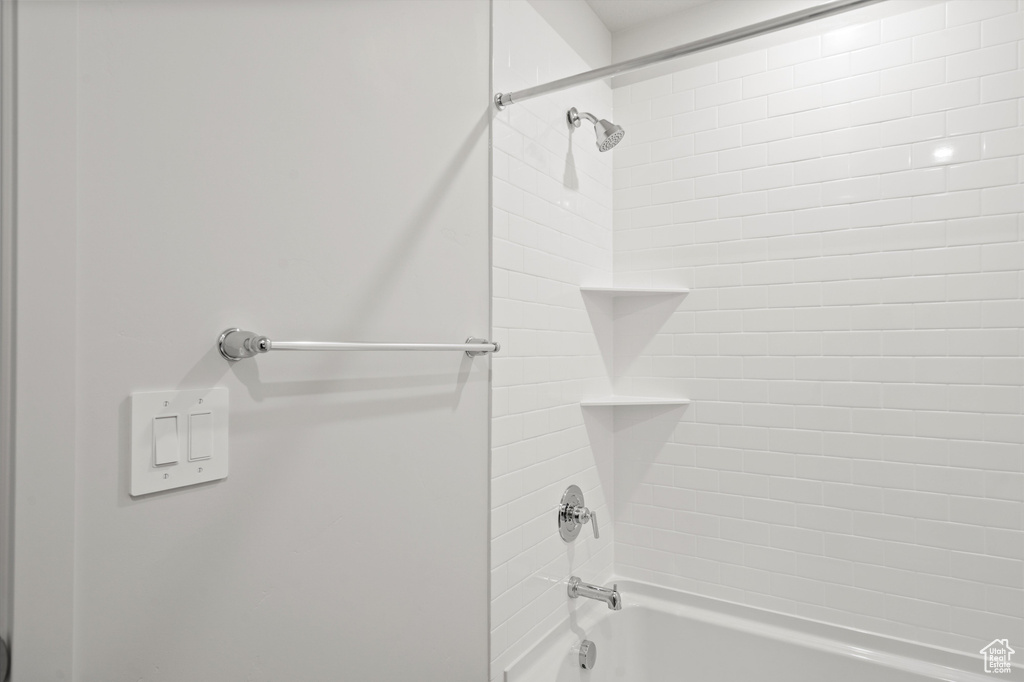 Bathroom with shower / bathtub combination