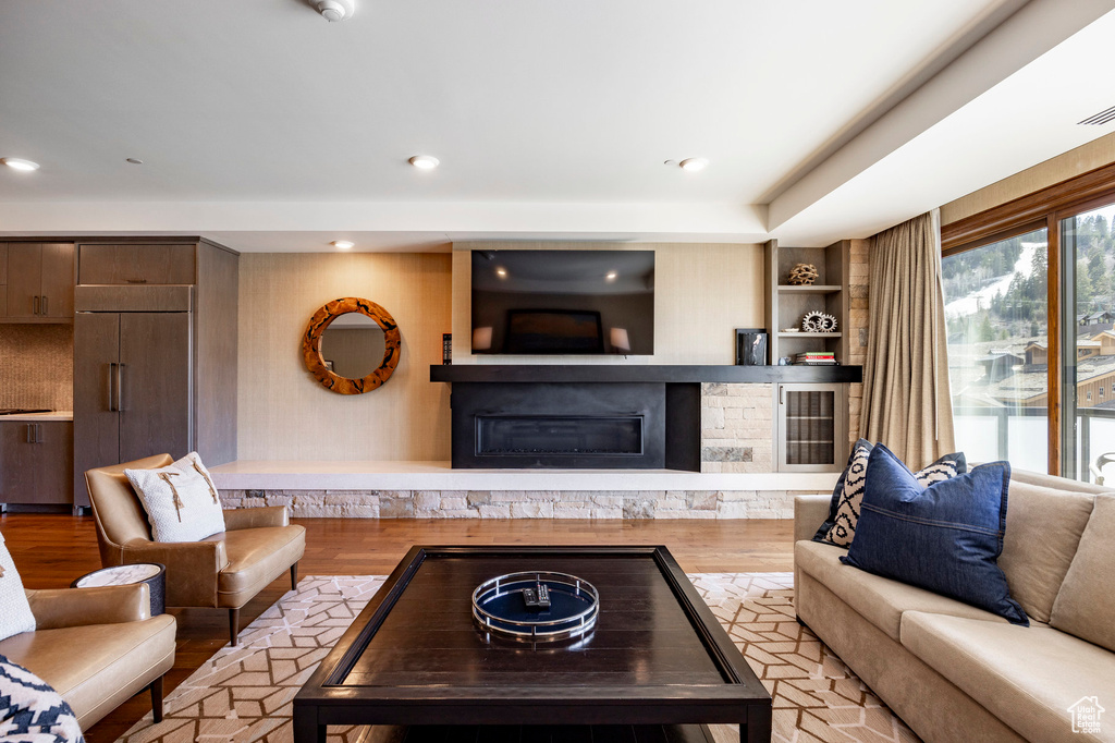 Living room featuring visible vents, wood finished floors, a fireplace, and recessed lighting