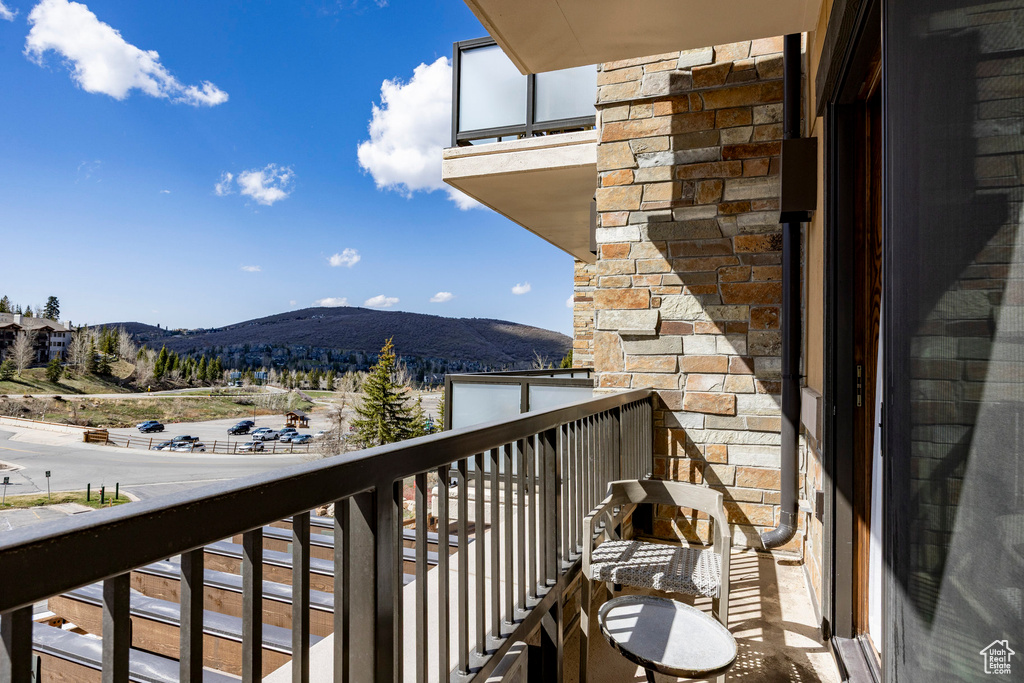 Balcony featuring a mountain view