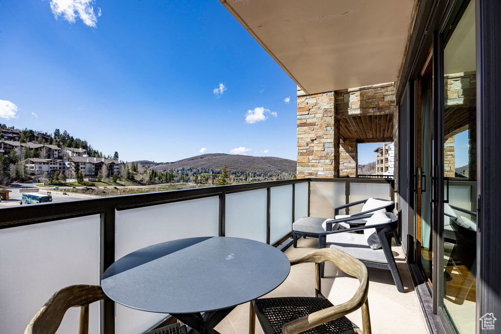 Balcony featuring a mountain view