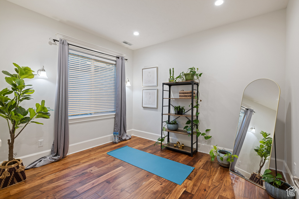 Workout room with a healthy amount of sunlight, baseboards, visible vents, recessed lighting, and wood finished floors