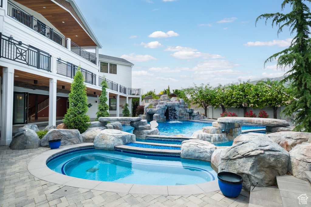 Swimming pool featuring an in-ground hot tub
