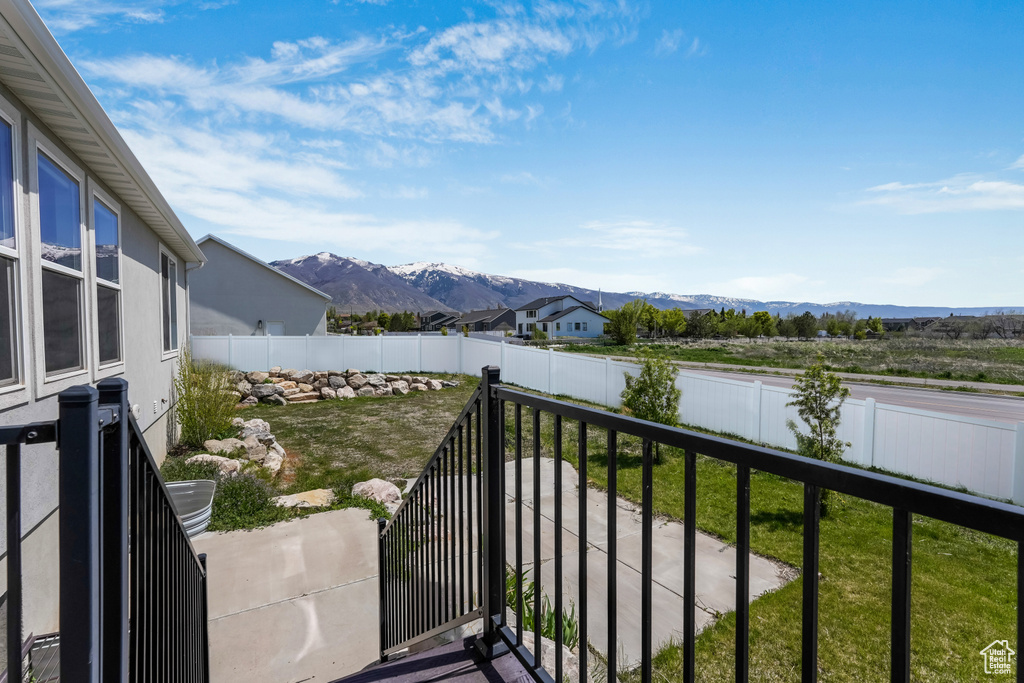 Balcony featuring a mountain view
