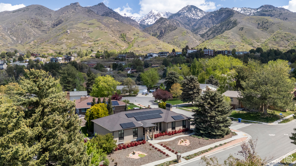 Aerial view with a mountain view