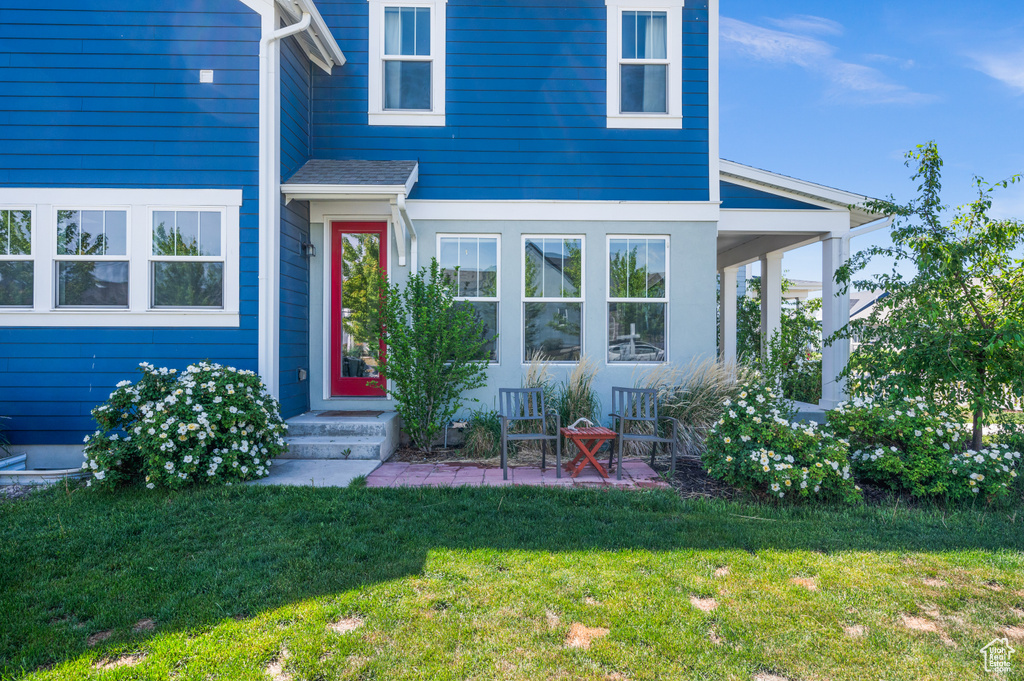 View of front of house featuring a front lawn