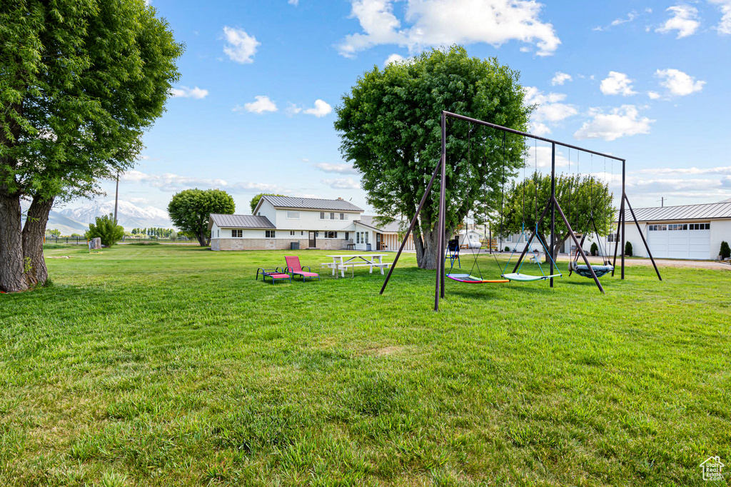 View of grassy yard