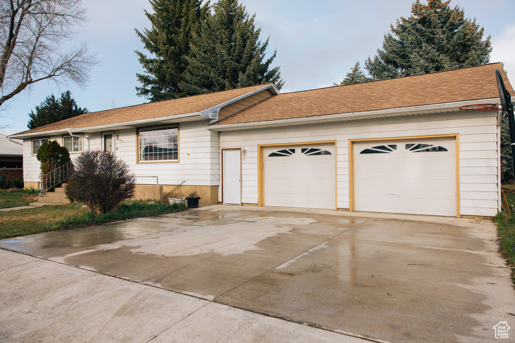 Ranch-style home featuring a shingled roof